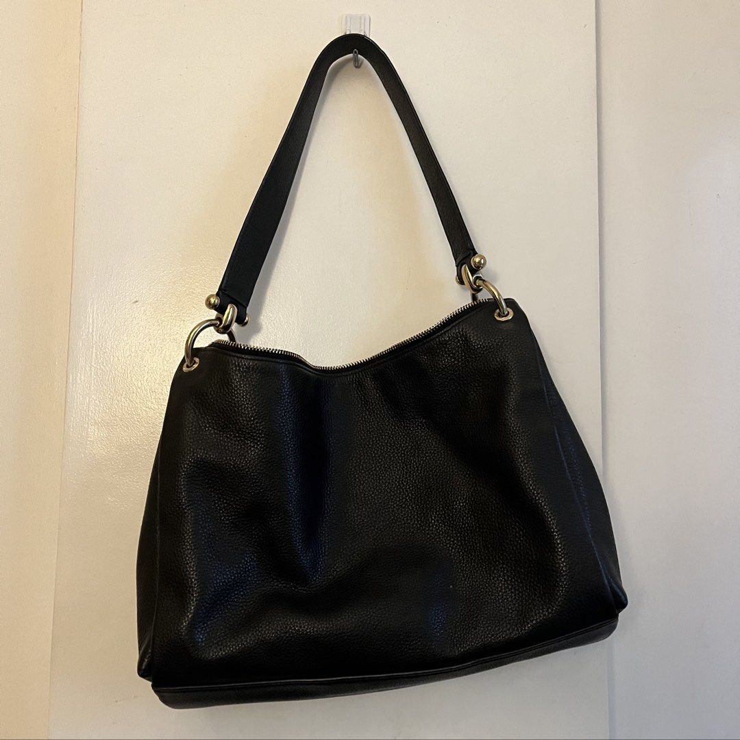 Coach Black Pebbled Leather Shoulder Bag (Category: Luxury Bags & Wallets) located in Pasay City. Submitted by klosetbykelly (Listing ID 1470928212, Image 3). Description: Welcome to klosetbykelly! 🎀💞 mode of payment: Gcash mode of delivery: J&t and Lalamove location: Pasay City NO LOWBALLING ❌ BOGUS BUYERS WILL BE AUTOMATICALLY BLOCKED 🚫 NO TO IMPATIENT BUYERS ❌ PAYMENT FIRST BEFORE SHIPPING ‼️ ITEM DESCRIPTION: - Authentic Coach shoulder bag