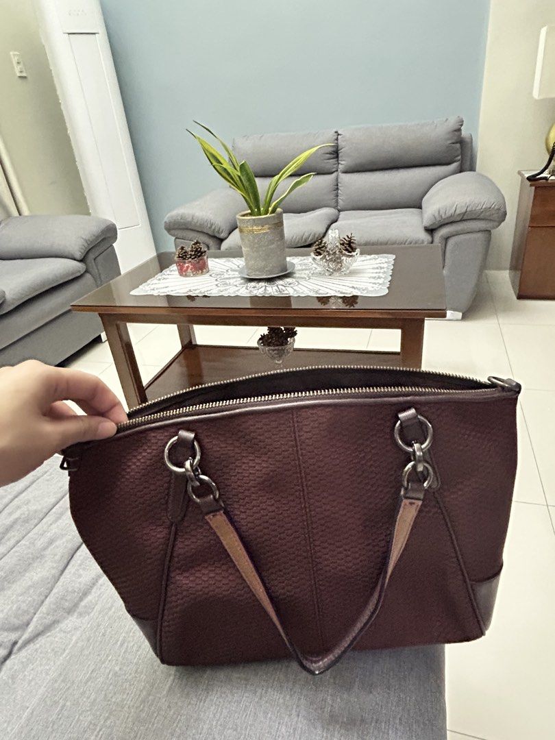Coach Burgundy Tote Handbag (Category: Luxury Bags & Wallets) located in San Juan City. Submitted by larzafrica (Listing ID 1470837020, Image 3). Description: .