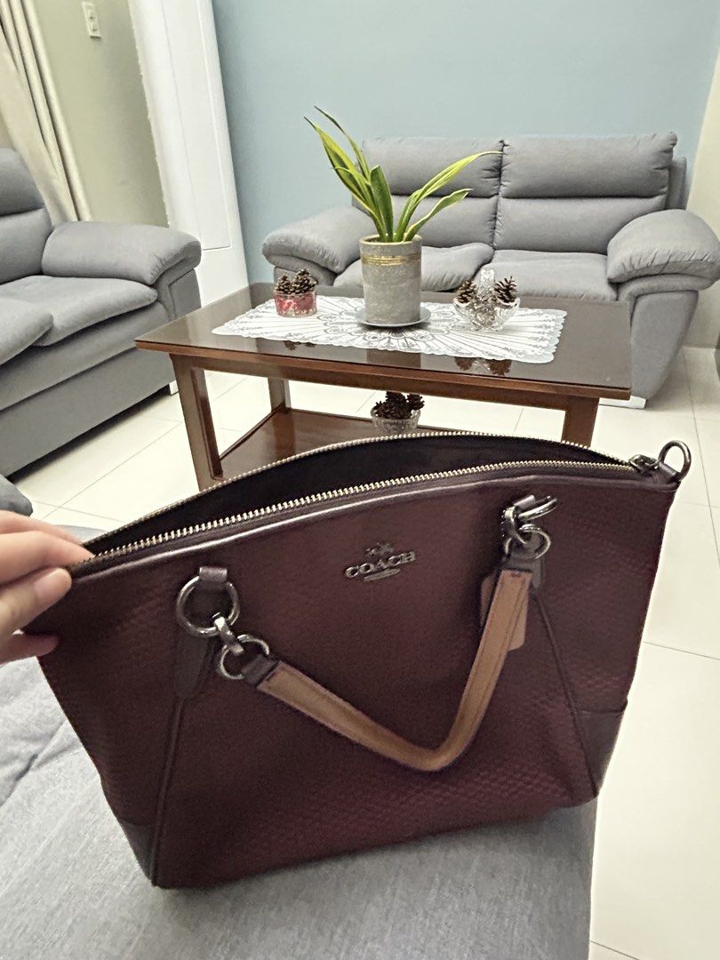 Coach Burgundy Tote Handbag (Category: Luxury Bags & Wallets) located in San Juan City. Submitted by larzafrica (Listing ID 1470837020, Image 2). Description: .