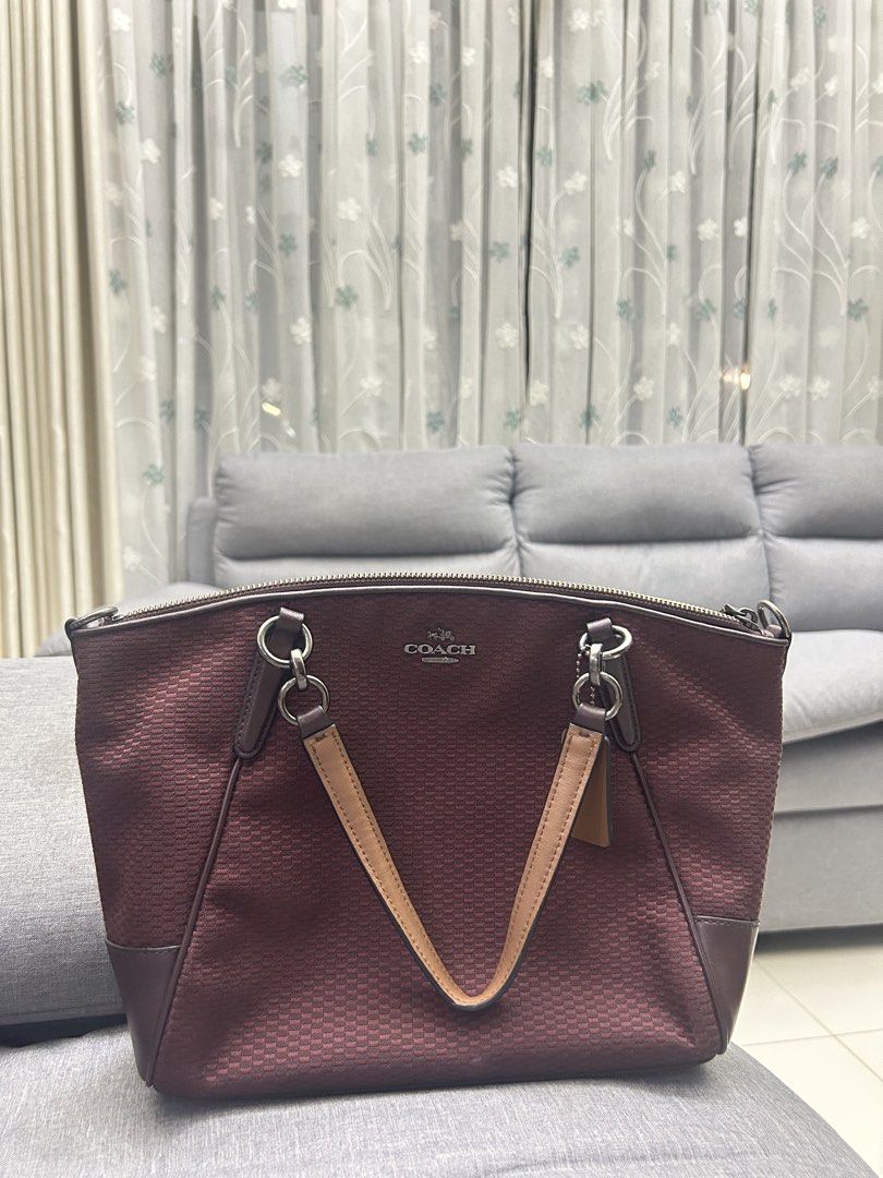 Coach Burgundy Tote Handbag (Category: Luxury Bags & Wallets) located in San Juan City. Submitted by larzafrica (Listing ID 1470837020, Image 1). Description: .
