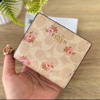(Category: ) located in . Submitted by trend_boutique (Listing ID 1470814538, Image 1). Description: .