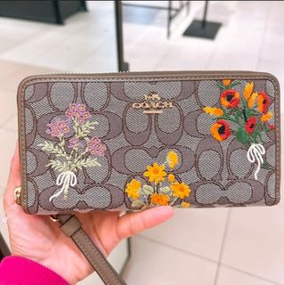 (Category: ) located in . Submitted by trend_boutique (Listing ID 1470812972, Image 1). Description: .