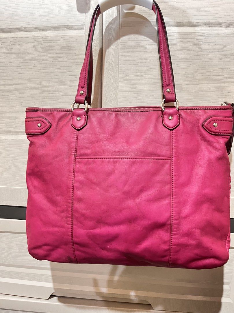 Coach Daisy Emma Tote (Category: Luxury Bags & Wallets) located in Pasig City. Submitted by irene.joy1913_picks (Listing ID 1470789585, Image 3). Description: .