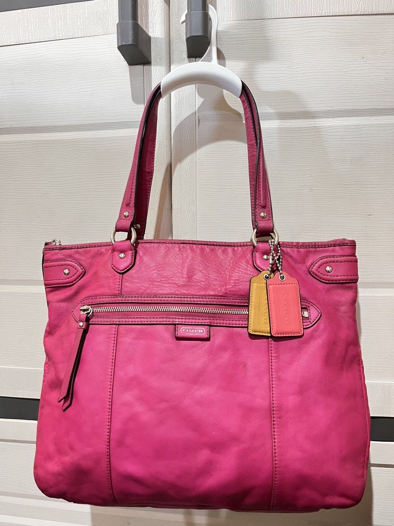 Coach Daisy Emma Tote (Category: Luxury Bags & Wallets) located in Pasig City. Submitted by irene.joy1913_picks (Listing ID 1470789585, Image 1). Description: .