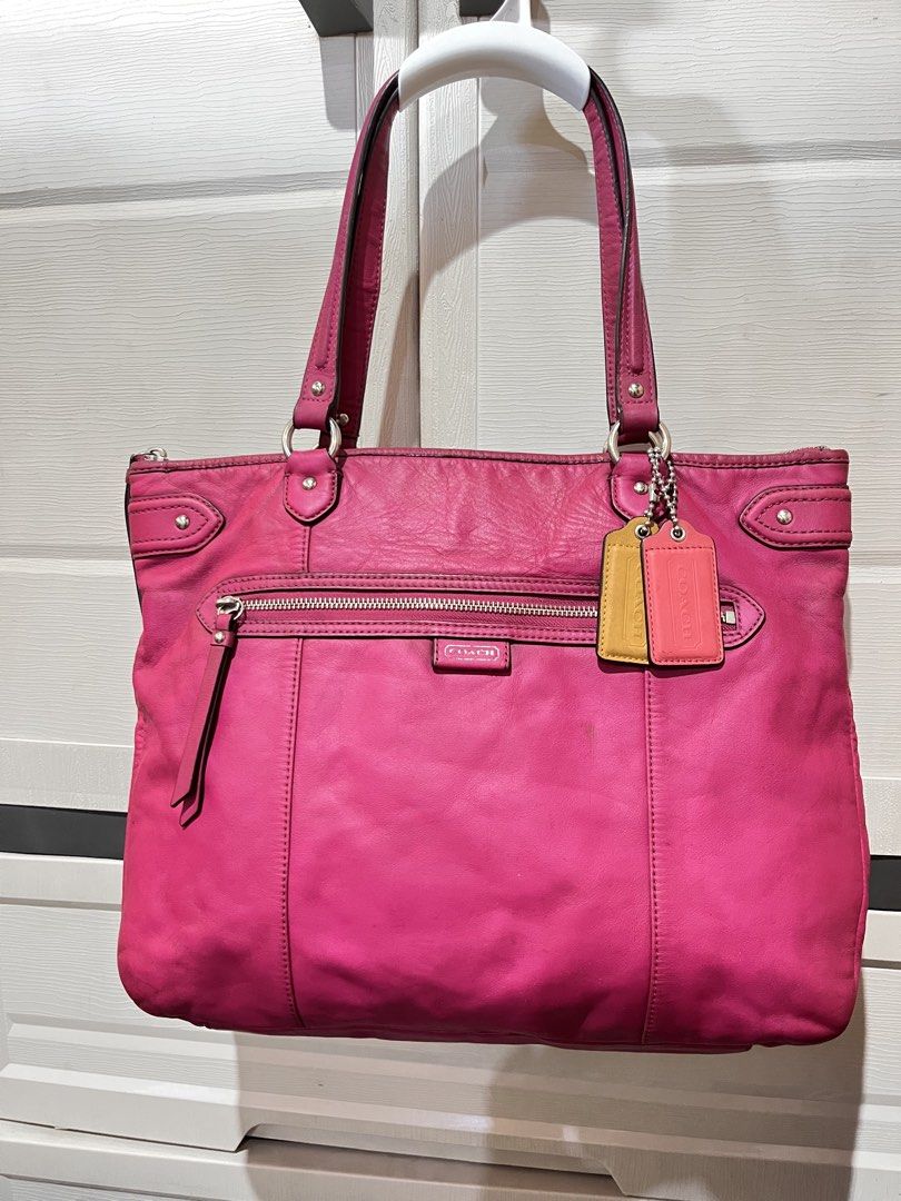 Coach Daisy Emma Tote (Category: Luxury Bags & Wallets) located in Pasig City. Submitted by irene.joy1913_picks (Listing ID 1470789585, Image 2). Description: .