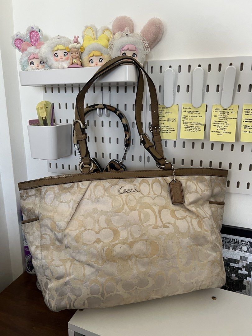 Coach gallery tote bag (Category: Tote Bags) located in Bulacan. Submitted by bliselda (Listing ID 1470766758, Image 1). Description: Coach gallery tote bag✨💛 Issue: see provided picture may rubs sya sa gilid ng lips at medyo marumi lang yung body pa zoom nalang for ref..