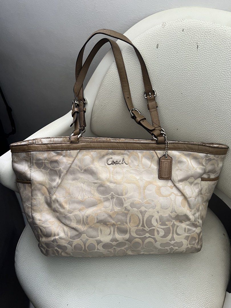 Coach gallery tote bag (Category: Tote Bags) located in Bulacan. Submitted by bliselda (Listing ID 1470766758, Image 2). Description: Coach gallery tote bag✨💛 Issue: see provided picture may rubs sya sa gilid ng lips at medyo marumi lang yung body pa zoom nalang for ref..