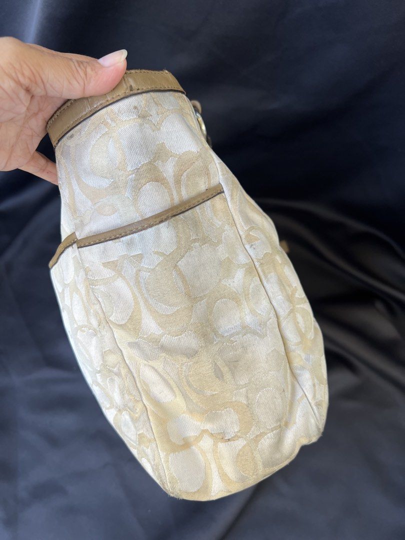 Coach gallery tote bag (Category: Tote Bags) located in Bulacan. Submitted by bliselda (Listing ID 1470766758, Image 3). Description: Coach gallery tote bag✨💛 Issue: see provided picture may rubs sya sa gilid ng lips at medyo marumi lang yung body pa zoom nalang for ref..