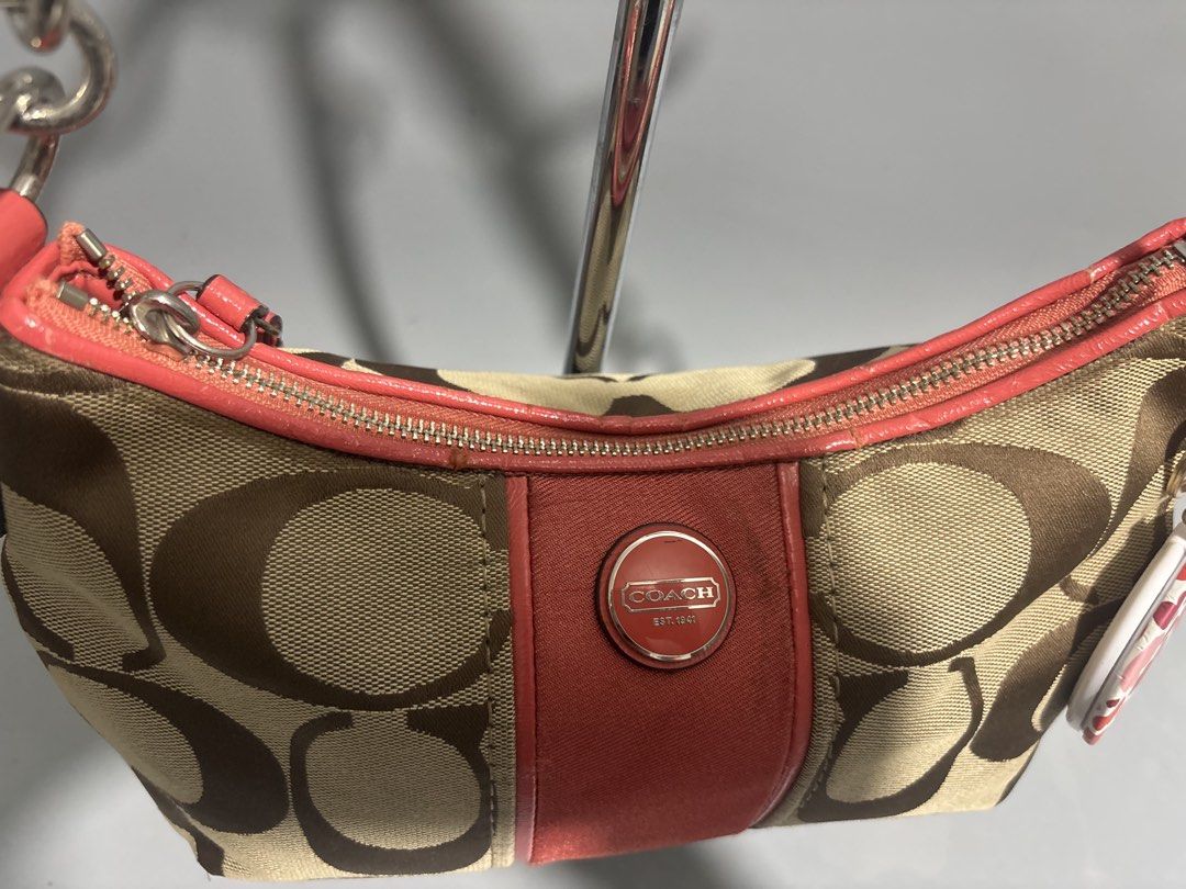 Coach Kili Stripe (Category: Luxury Bags & Wallets) located in Manila. Submitted by kairos_07 (Listing ID 1470879082, Image 2). Description: No Rubs on body Issue: Crackings lips part but not totally Please check other deets on provided photos .