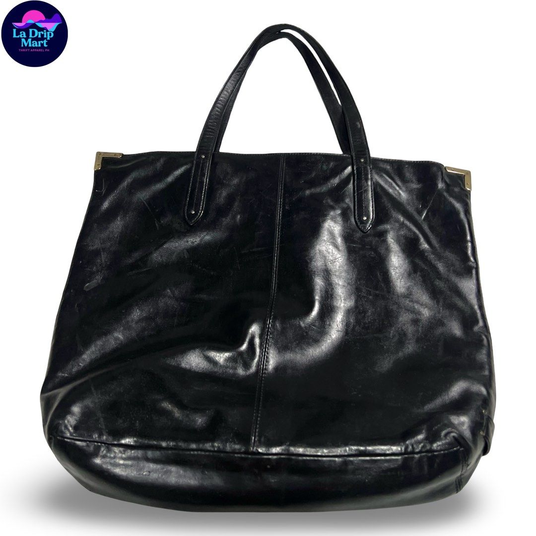 ‎“COACH” LEATHER SCRPT TOTE BAG (Category: Tote Bags) located in Taguig. Submitted by ldm.ph (Listing ID 1470914949, Image 2). Description: ‎(LDM-A-0050) ‎Dimensions Inches width:16 ‎Inches length:14 ‎Condition: EXCELLENT ‎Color rate:9.5 ‎Flaws:❌ ‎(READY TO WEAR).