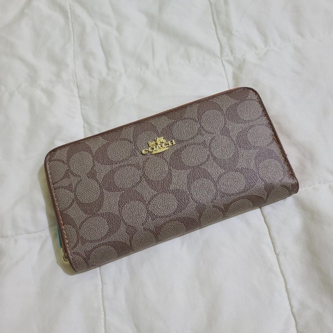Coach Long Zip Around Wallet (Category: Wallets & Card holders) located in Manila. Submitted by faurbrey (Listing ID 1470913752, Image 1). Description: 7.5" x 4.5" Never Used.