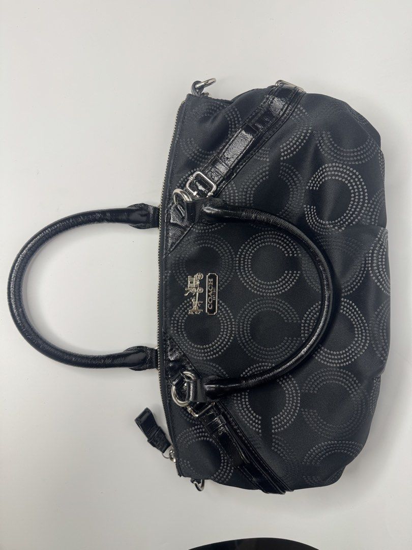 Coach madison (Category: Luxury Bags & Wallets) located in Cagayan de Oro. Submitted by KoaApparelAtbp. (Listing ID 1470819690, Image 3). Description: No sling strap, will provide replacement. Hangtag replacement also. Has washable dirt inside.