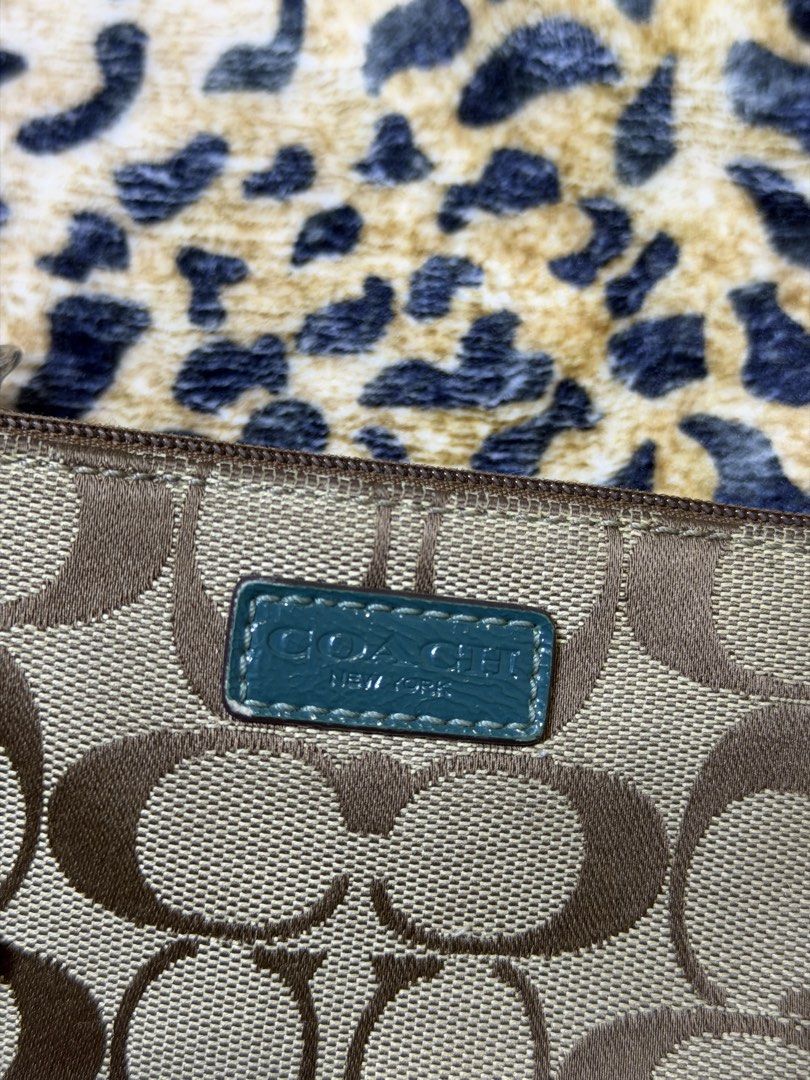 Coach monogram purse (Category: Wallets & Card holders) located in Kapangan. Submitted by keythsgs74798 (Listing ID 1470919078, Image 3). Description: .