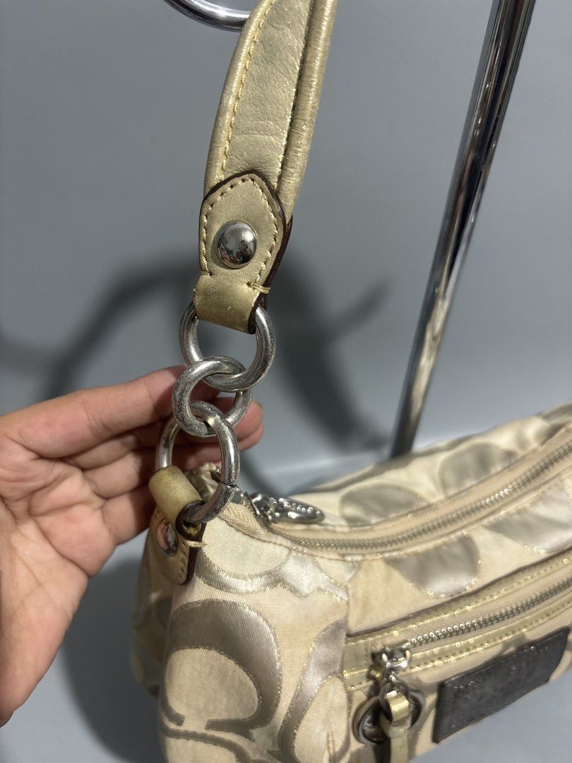Coach Poppy Kili (Category: Luxury Bags & Wallets) located in Manila. Submitted by kairos_07 (Listing ID 1470878510, Image 3). Description: Needs Cleaning only Sign of use only No rubs, No crackings .