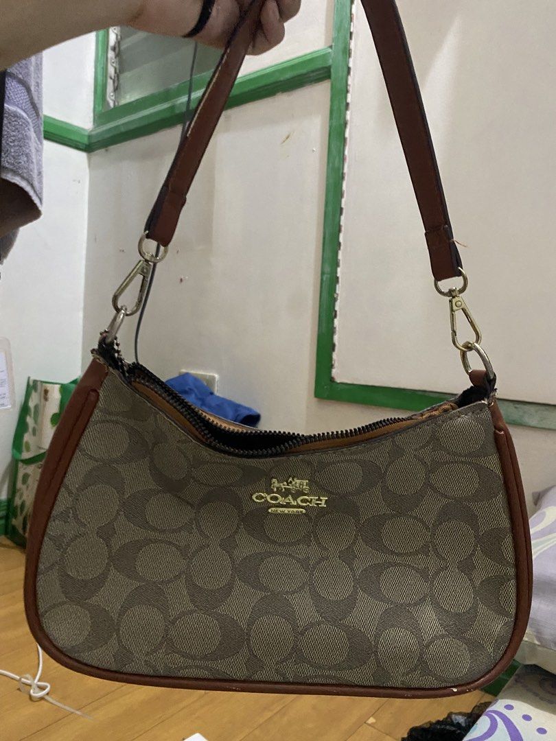 Coach Shoulder Bag ₱1000(negotiable) (Category: Luxury Bags & Wallets) located in Marikina City. Submitted by ctgccc (Listing ID 1470756630, Image 2). Description: Brand: Coach Design: brown signature monogram print Hardware: gold-tone hardware Damage: minor flaws lang Stain: none just need to be cleaned.