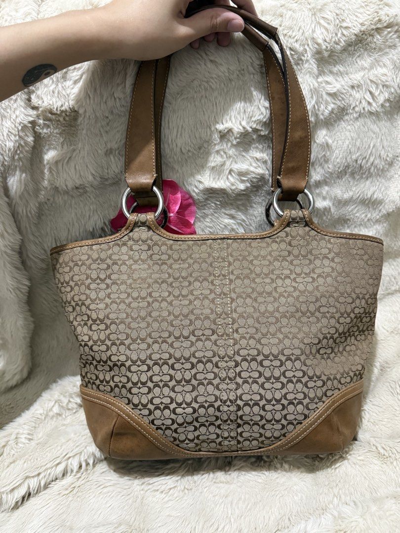 Coach Soho flap small tote (Category: Luxury Bags & Wallets) located in Bocaue. Submitted by fkmndz.finds (Listing ID 1470885202, Image 3). Description: Very nego for sure buyer Signs of usage but no majow flaws Ganda pa 🌸.