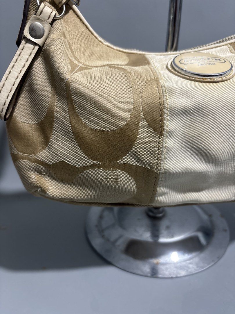 Coach Stripe Kili Beige (Category: Luxury Bags & Wallets) located in Manila. Submitted by kairos_07 (Listing ID 1470879688, Image 3). Description: This is for personal use ❤️ Note: This item is not good for those sobrang Maselan ❌❌❌ If you want Brand new look for it Issue posted already pleas check carefully. Rubber lining, Crackings and Rubs. .