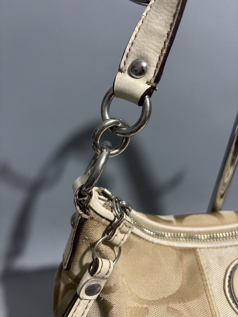 Coach Stripe Kili Beige (Category: Luxury Bags & Wallets) located in Manila. Submitted by kairos_07 (Listing ID 1470879688, Image 2). Description: This is for personal use ❤️ Note: This item is not good for those sobrang Maselan ❌❌❌ If you want Brand new look for it Issue posted already pleas check carefully. Rubber lining, Crackings and Rubs. .