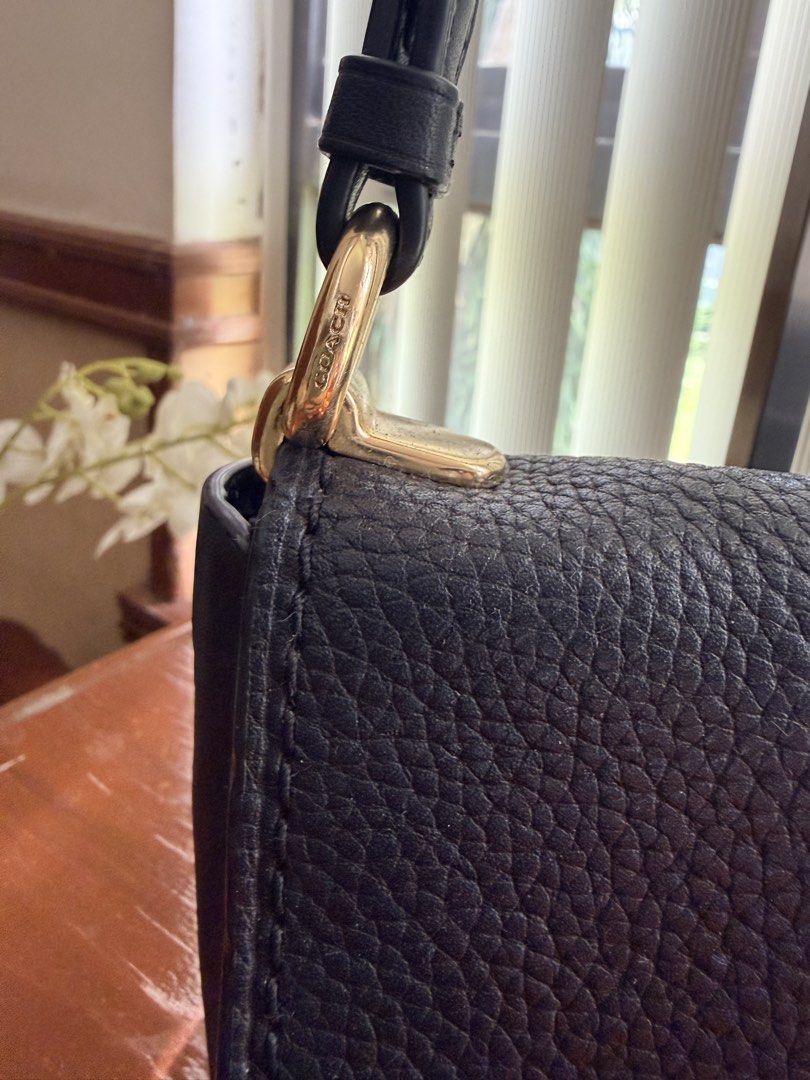 Coach swagger (Category: Luxury Bags & Wallets) located in San Pascual. Submitted by s3resale (Listing ID 1470768009, Image 3). Description: Peeled leather inside due to improper storage. Convertible to crossbody .