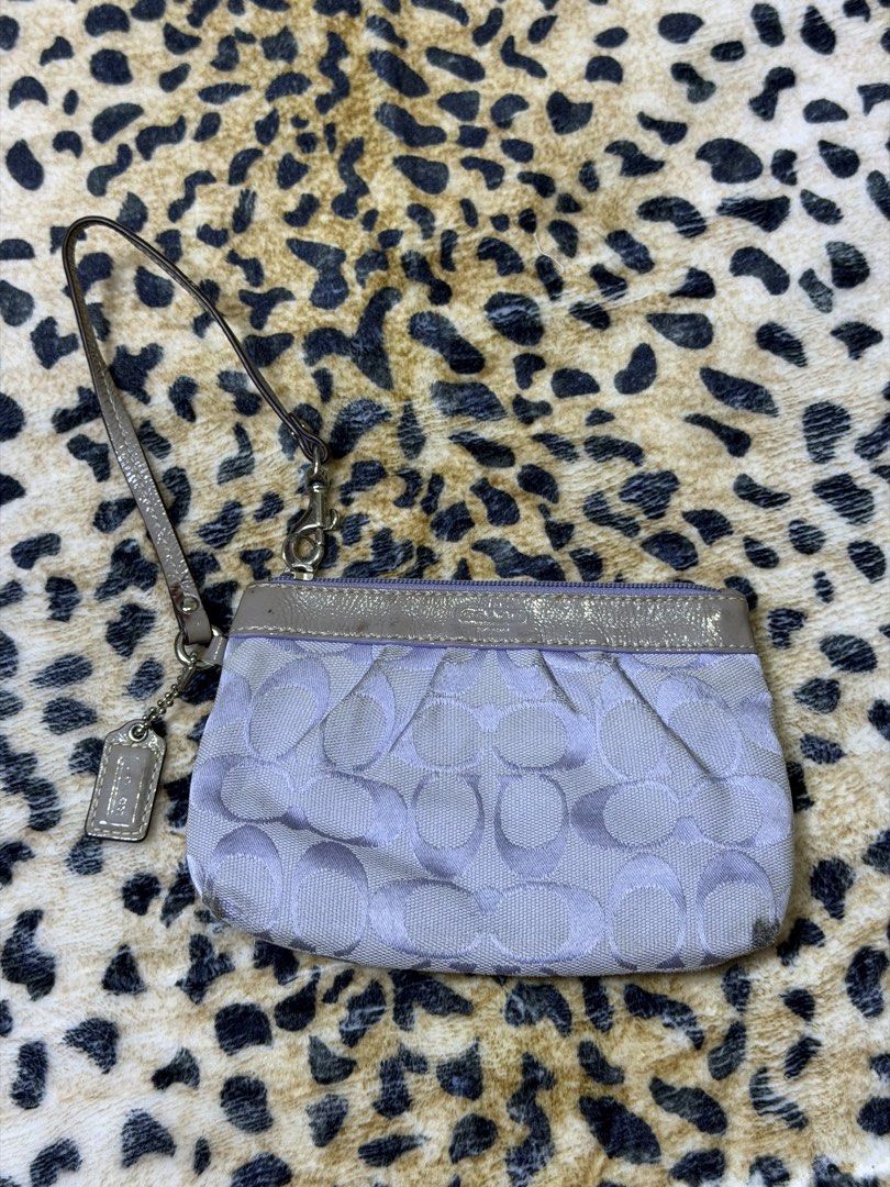 Coach wristlet purse (Category: Wallets & Card holders) located in Kapangan. Submitted by keythsgs74798 (Listing ID 1470919143, Image 1). Description: .