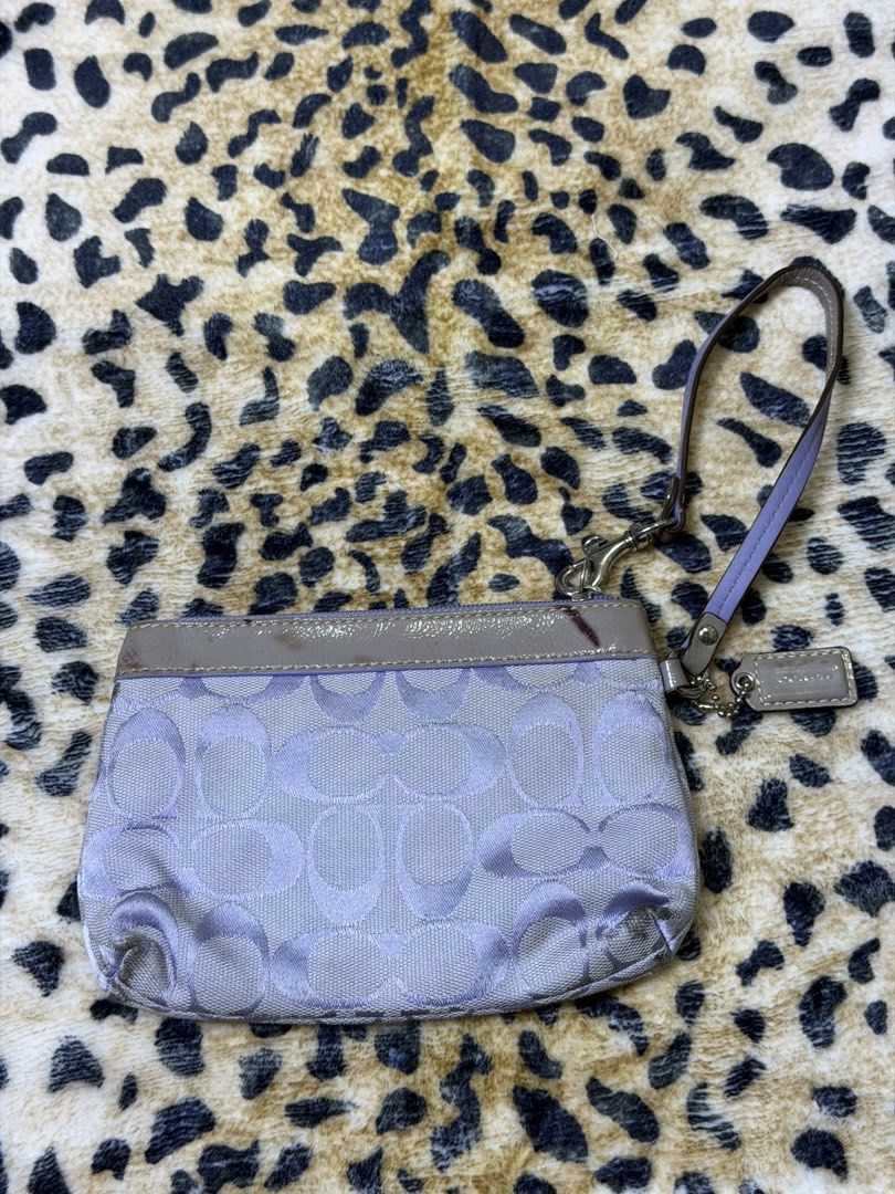 Coach wristlet purse (Category: Wallets & Card holders) located in Kapangan. Submitted by keythsgs74798 (Listing ID 1470919143, Image 3). Description: .