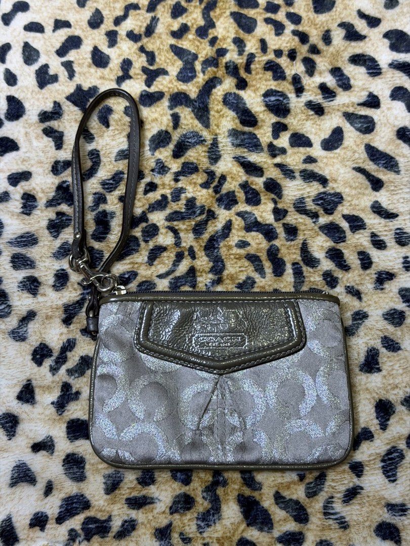 Coach wristlet purse (Category: Wallets & Card holders) located in Kapangan. Submitted by keythsgs74798 (Listing ID 1470919234, Image 1). Description: .