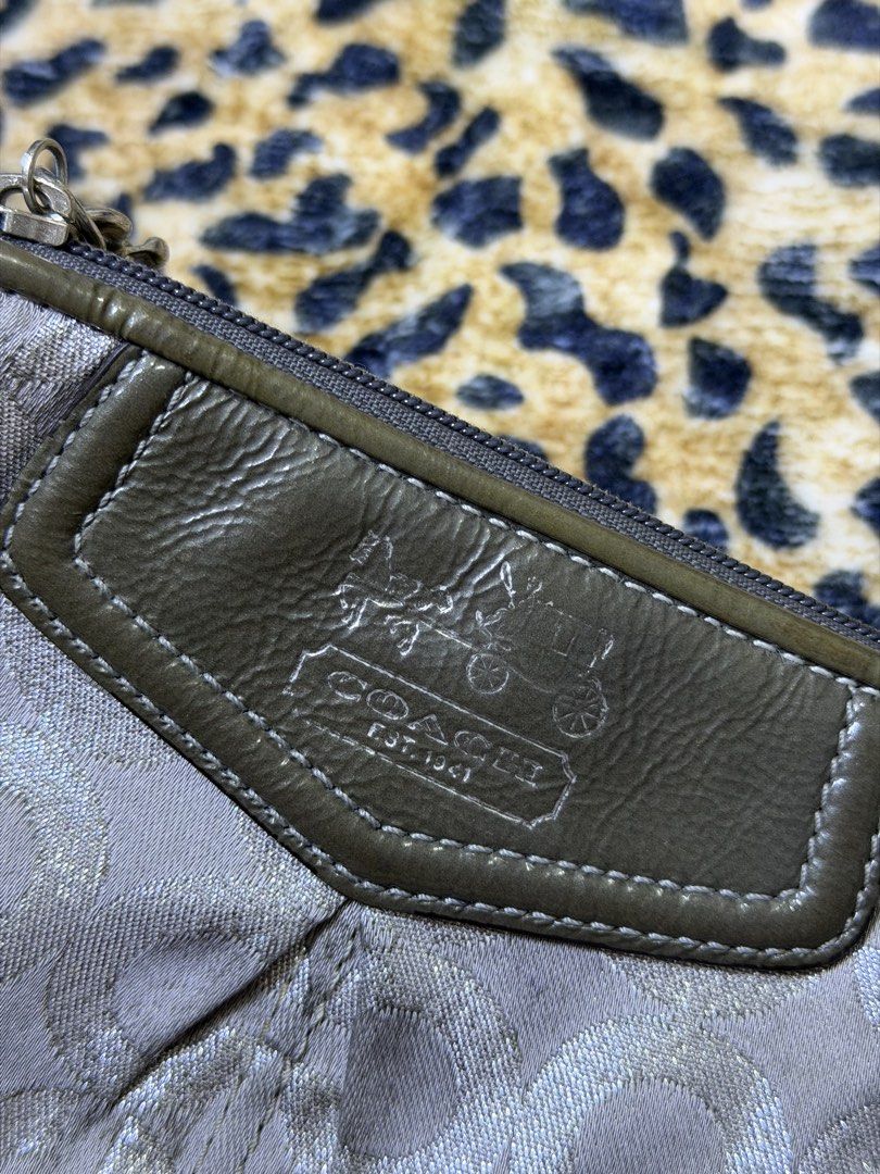 Coach wristlet purse (Category: Wallets & Card holders) located in Kapangan. Submitted by keythsgs74798 (Listing ID 1470919234, Image 2). Description: .