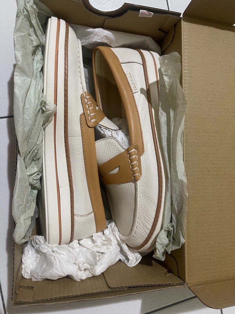 Cole Haan Size 6 (Category: Loafers) located in Manila. Submitted by declutteringbunbun (Listing ID 1470771070, Image 3). Description: Used once, only for half a day. Para kang bumili ng brand new. Original Price is P9,995.00 Size 6 Rfs: Too small for my MIL.
