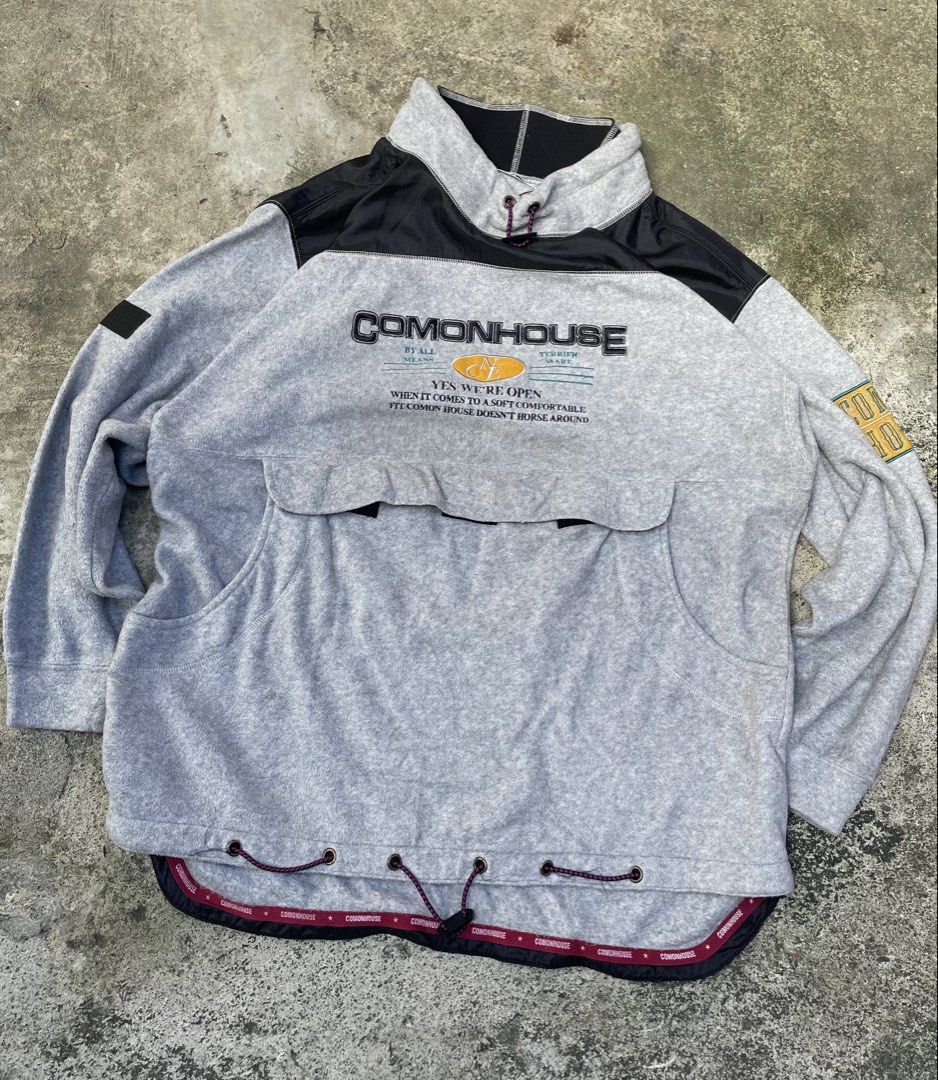 COMONHOUSE Grey Black Fleece Sweatshirt Pullover (Category: Coats, Jackets and Outerwear) located in Caloocan City. Submitted by robincedri55369 (Listing ID 1470850444, Image 1). Description: - Brand/Model: COMONHOUSE Grey & Black Fleece Pullover - Style: Casual streetwear vibe - Material: Comfortable fleece with contrasting nylon paneling on shoulders and back hem - Details: High collar with drawstring toggle, detailed chest embroidery with grap