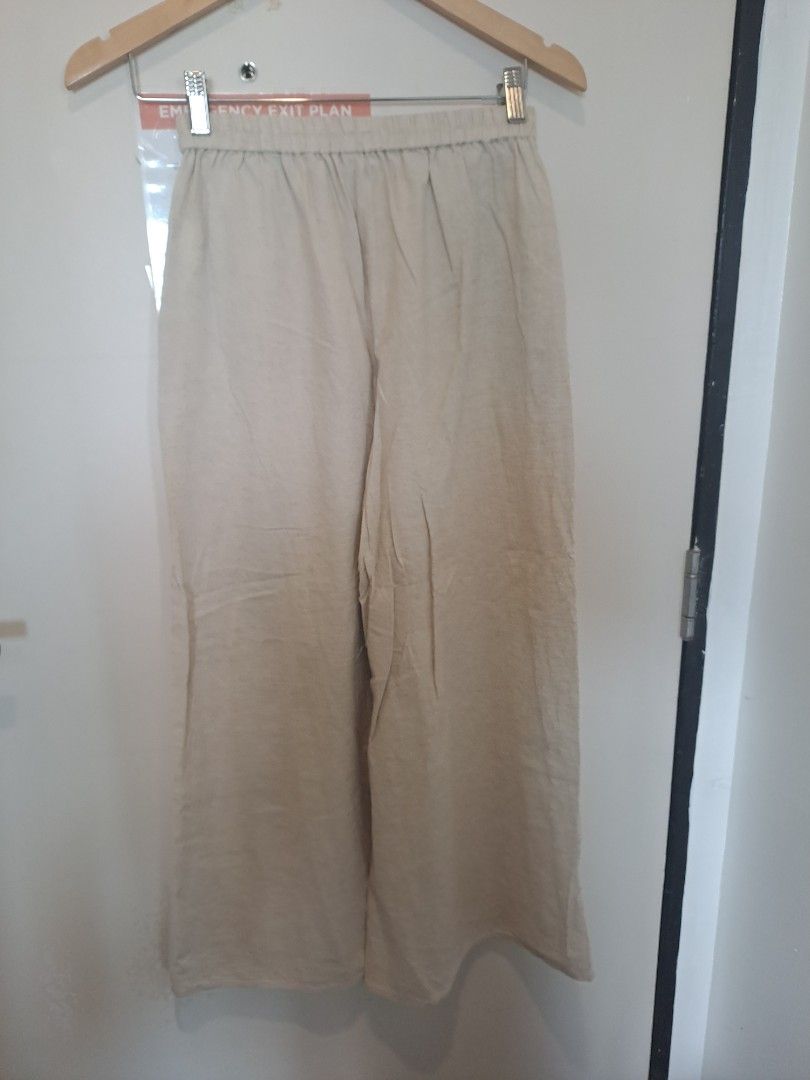Cotton linen wide leg (Category: Other Bottoms) located in Manila. Submitted by joanbalde39643 (Listing ID 1470788732, Image 2). Description: These trousers feature a classic, comfortable design perfect for warm weather or relaxed everyday wear. Key Design Features Silhouette: Wide-leg, relaxed fit with a cropped or ankle-length hemline. Waistband: High-rise fit characterized by a prominent gathered elastic waistband for easy pull-on comfort. Fab