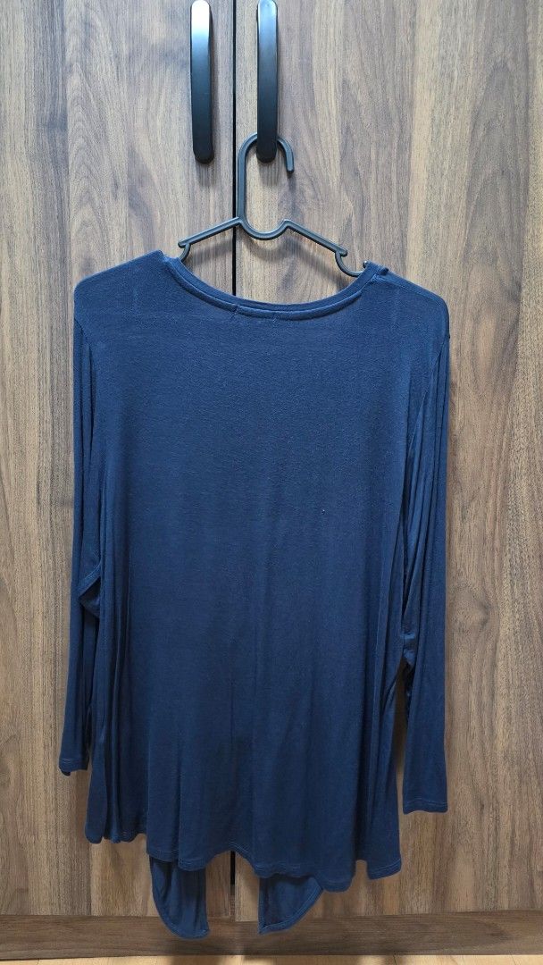 Cotton On Dark Blue Long Sleeve Top (Category: Longsleeves) located in Manila. Submitted by stuff.gaming (Listing ID 1470804367, Image 3). Description: - Brand: Cotton On - Color: Dark blue - Size: M - Fit: Loose fit with round neckline - Material: Lightweight and comfortable fabric - Versatility: Perfect everyday basic, easy to match with jeans or skirts Price still negotiable Shipping to be shouldered by buyer via J&T, Grab, & Lalamove.
