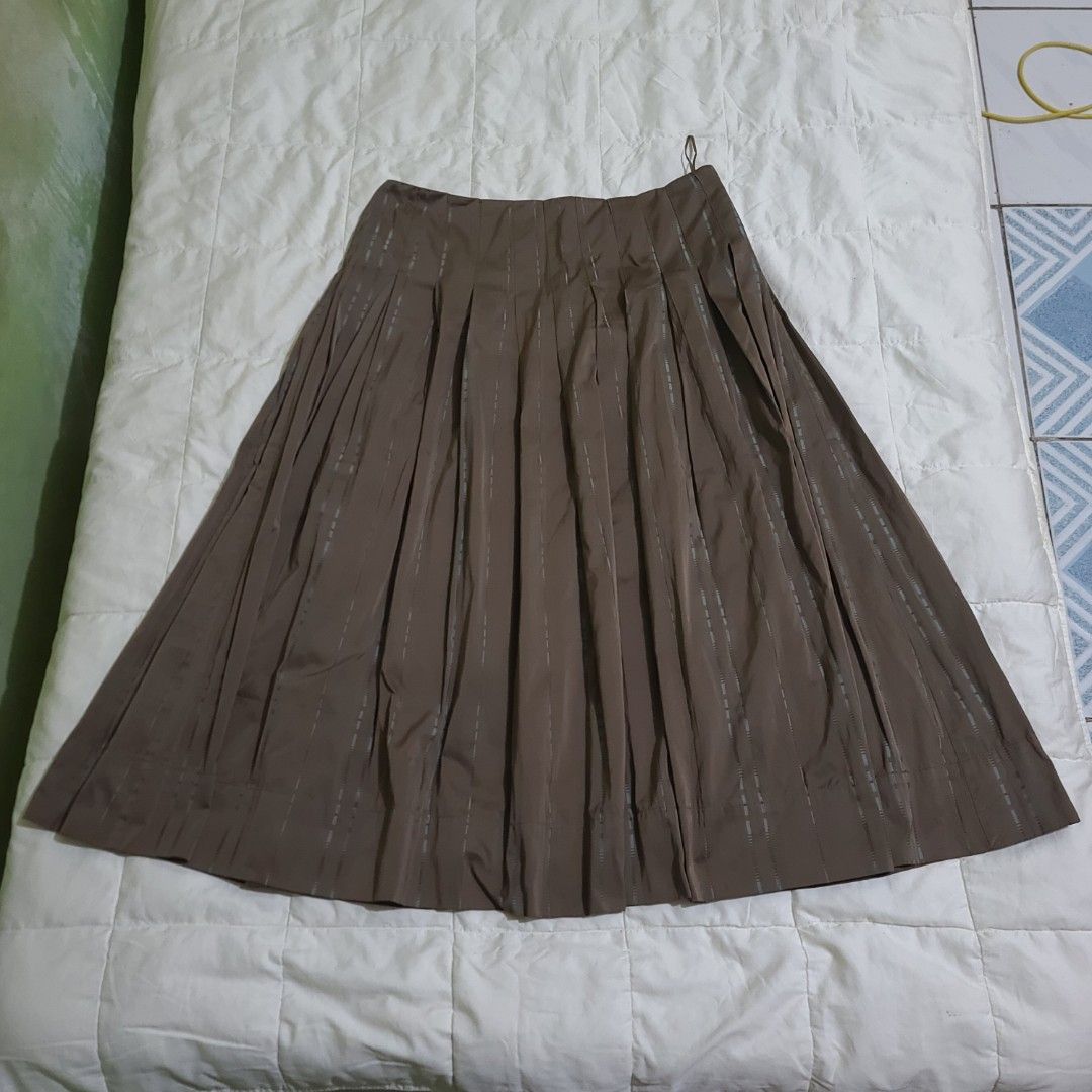 Crea Concept Knife Pleated Skirt (Category: Skirts) located in Manila. Submitted by faurbrey (Listing ID 1470920110, Image 1). Description: 15" x 30" Excellent Condition No Issue.