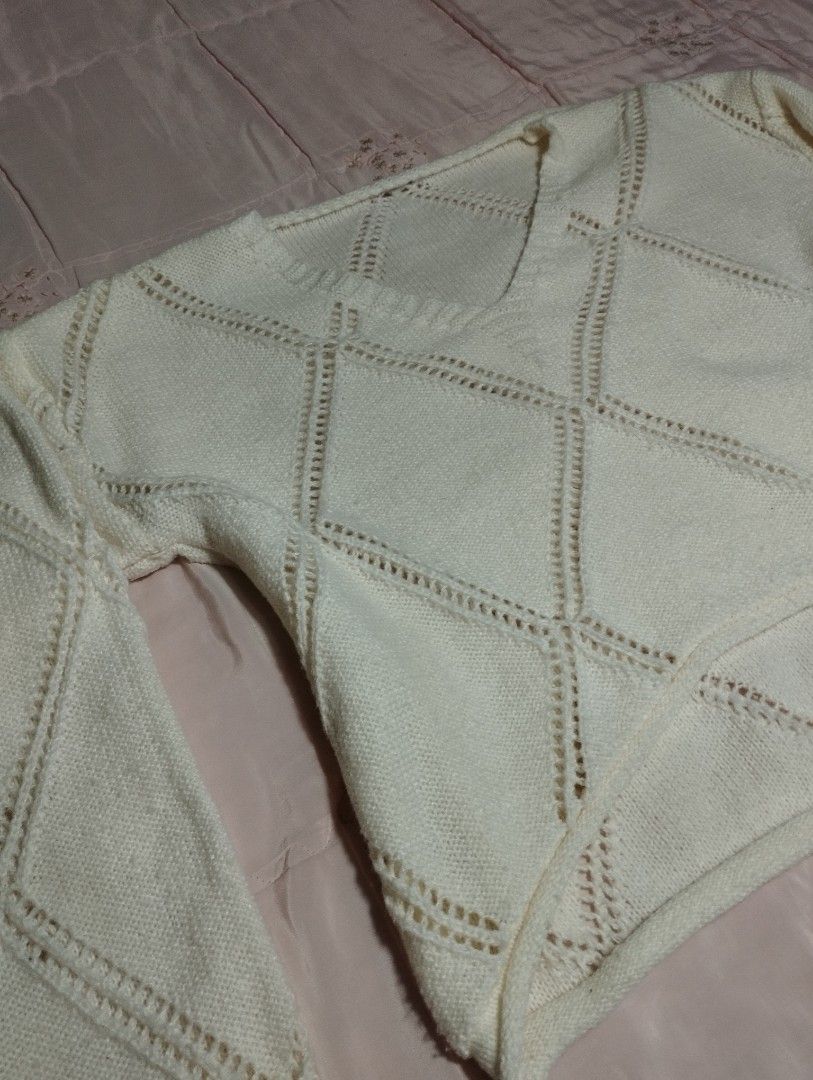 Cream Diamond Pattern Knit Long Sleeve Sweater (Category: Longsleeves) located in Manila. Submitted by harrisonna97887 (Listing ID 1470768287, Image 2). Description: - Color: Cream - Design: Geometric diamond pattern - Fit: Relaxed fit with V-neckline and long sleeves - Material: Soft, warm, and cozy for cooler weather - Condition: Worn once for a quick photo, still looks fresh - Styling: Easy to match with jeans or sweatpants.