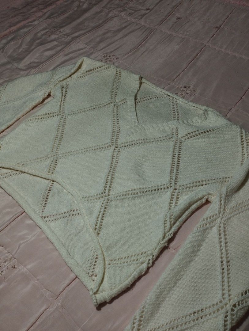 Cream Diamond Pattern Knit Long Sleeve Sweater (Category: Longsleeves) located in Manila. Submitted by harrisonna97887 (Listing ID 1470768287, Image 1). Description: - Color: Cream - Design: Geometric diamond pattern - Fit: Relaxed fit with V-neckline and long sleeves - Material: Soft, warm, and cozy for cooler weather - Condition: Worn once for a quick photo, still looks fresh - Styling: Easy to match with jeans or sweatpants.