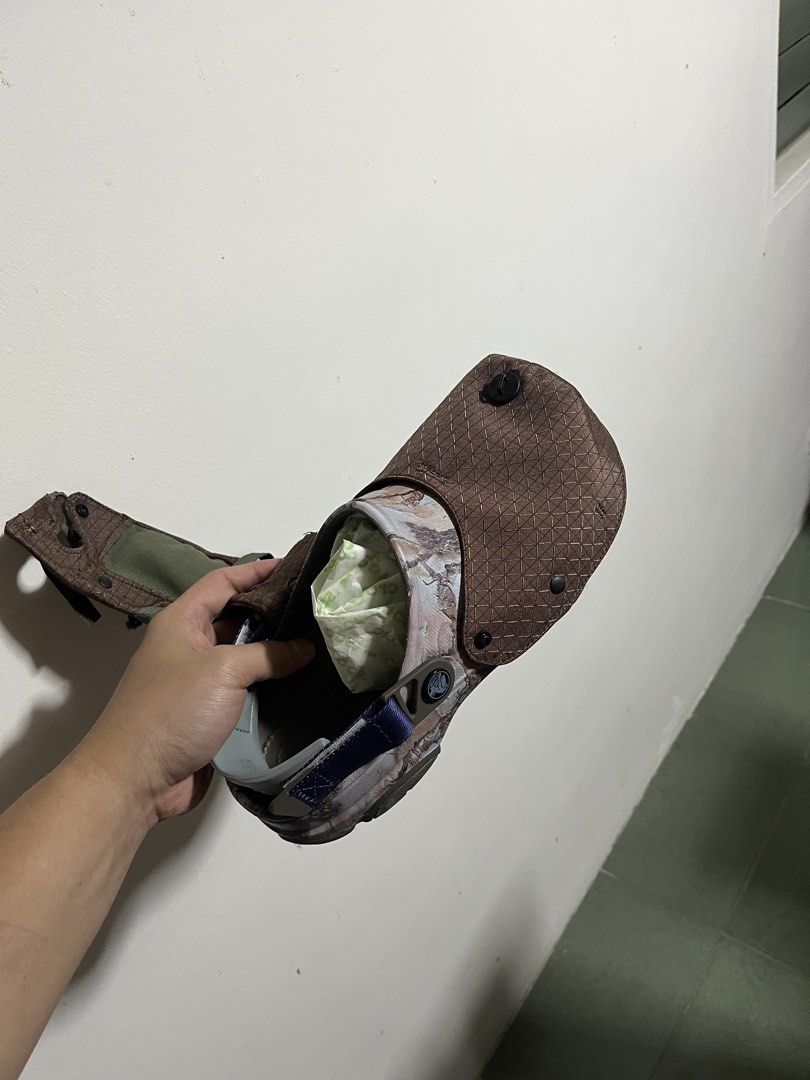 Crocs Bodega 2.0 (Category: Sneakers) located in Tarlac. Submitted by daivepamintuan (Listing ID 1470869846, Image 3). Description: (2) Pairs available Size 9 Brandnew, no box only Attachments complete ₱7,095 only + sf.