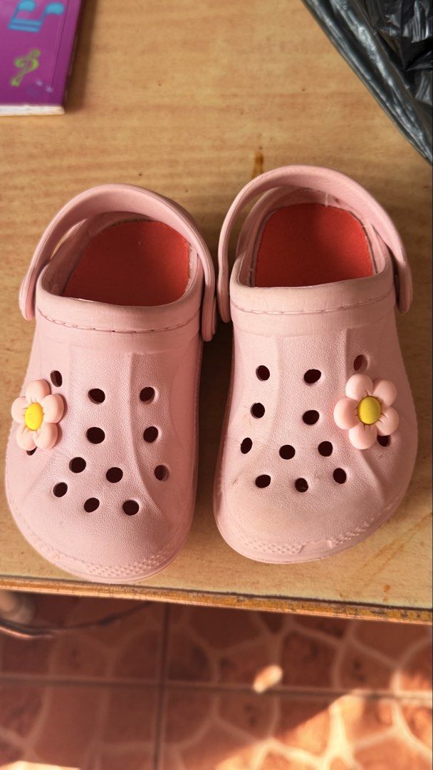 Crocs Kids Size 6C7 (Category: Babies & Kids Fashion) located in Tabaco. Submitted by jambrooze40291 (Listing ID 1470773560, Image 1). Description: .