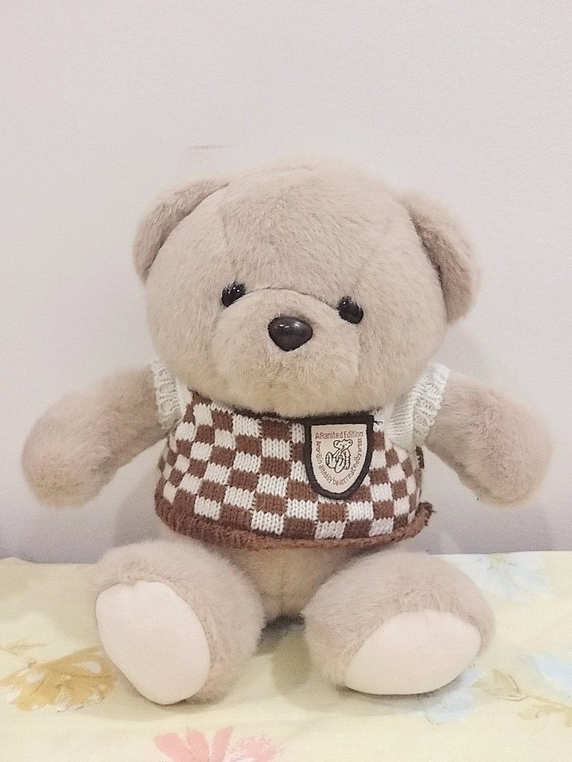 Cute teddy bear from Mumuso (Category: Plushies & Soft Toys) located in Manila. Submitted by warmfish.ea53d8 (Listing ID 1470781128, Image 1). Description: 𝙄𝙈𝙋𝙊𝙍𝙏𝘼𝙉𝙏 𝘿𝙀𝙏𝘼𝙄𝙇𝙎: ⟶ Buyers shoulders 𝗦𝗙 ♡˚. ᵎᵎ 📍 𝗟𝗢𝗖: Quezon City, Metro Manila 🚚 𝗠𝗢𝗗: J&T( Shipping every 𝙒𝙀𝙀𝙆𝙀𝙉𝘿𝙎 ) Lalamove 🧾 𝗠𝗢𝗣: GCASH | PAYMAYA.