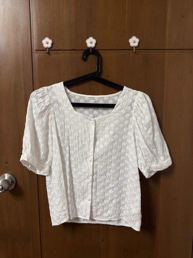 Cute White Floral Top with Buttons (Category: Blouses) located in Angeles City. Submitted by choctaiyaki (Listing ID 1470903919, Image 1). Description: - no flaws overall - fits S-M - dm for inquiry .