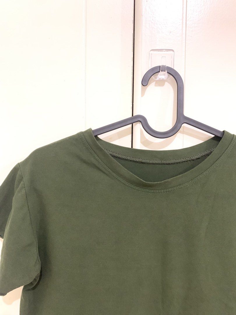 Dark Green Lettuce Hem Crop Top (Category: Sleeveless) located in Pasig City. Submitted by lovedbyri (Listing ID 1470871600, Image 2). Description: - Color: Dark Green - Style: Short-sleeve crop top with classic crew neck - Detail: Charming lettuce trim along the neckline and hemline - Fit: Perfect for pairing with high-waisted jeans or skirts - Comfort: Soft fabric ideal for daily wear - Condition: Clean and well-maintained.