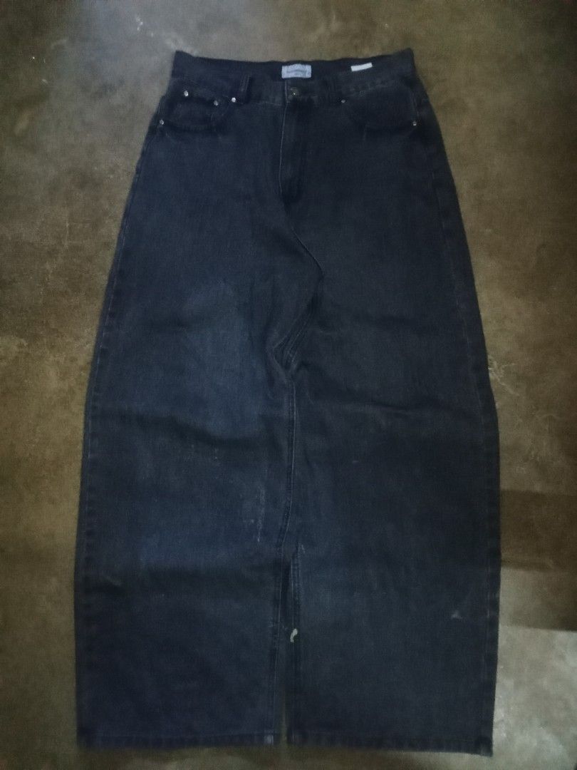 Dark wash baggy denim jeans (Category: Jeans) located in Angono. Submitted by joshuatemb22724 (Listing ID 1469360284, Image 3). Description: waist 32 length 40.5 hem 11 shipping fee shoulder by buyer - Minor scratches - Heavy, durable cotton material - Solid dark blue shade.