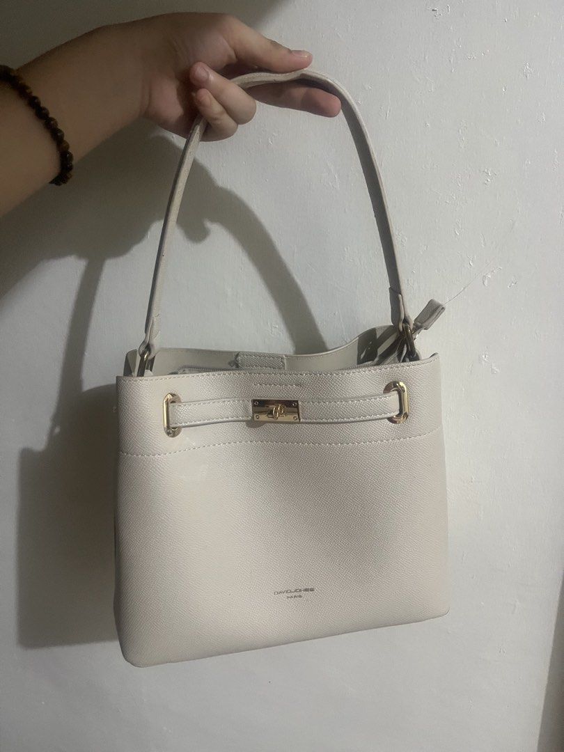 DAVID JONES ELEGANT WHITE BAG (Category: Tote Bags) located in General Trias. Submitted by moonlady___ (Listing ID 1470887229, Image 1). Description: orig price: 1k - small issue lang inside. - almost good as new - payment first before shipping - sf shouldered by the buyer - payment thru: gcash, maya, go tyme, or maribank. - shipping on sats .