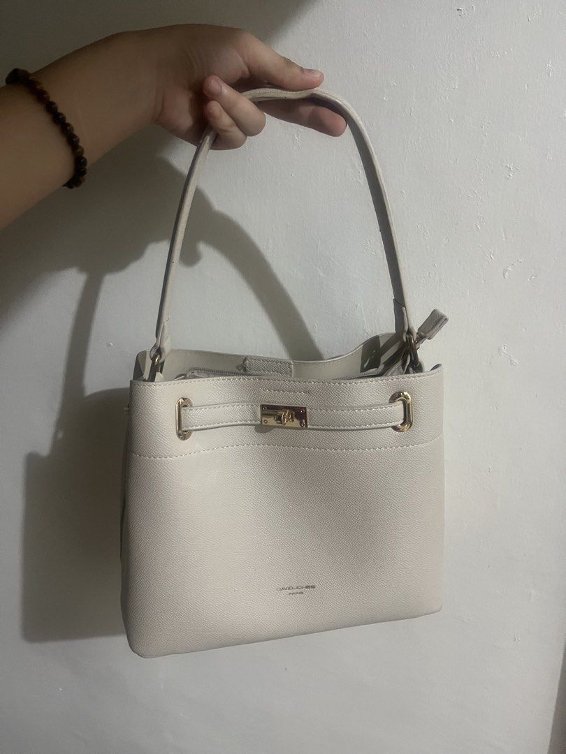 DAVID JONES ELEGANT WHITE BAG (Category: Tote Bags) located in General Trias. Submitted by moonlady___ (Listing ID 1470887229, Image 2). Description: orig price: 1k - small issue lang inside. - almost good as new - payment first before shipping - sf shouldered by the buyer - payment thru: gcash, maya, go tyme, or maribank. - shipping on sats .