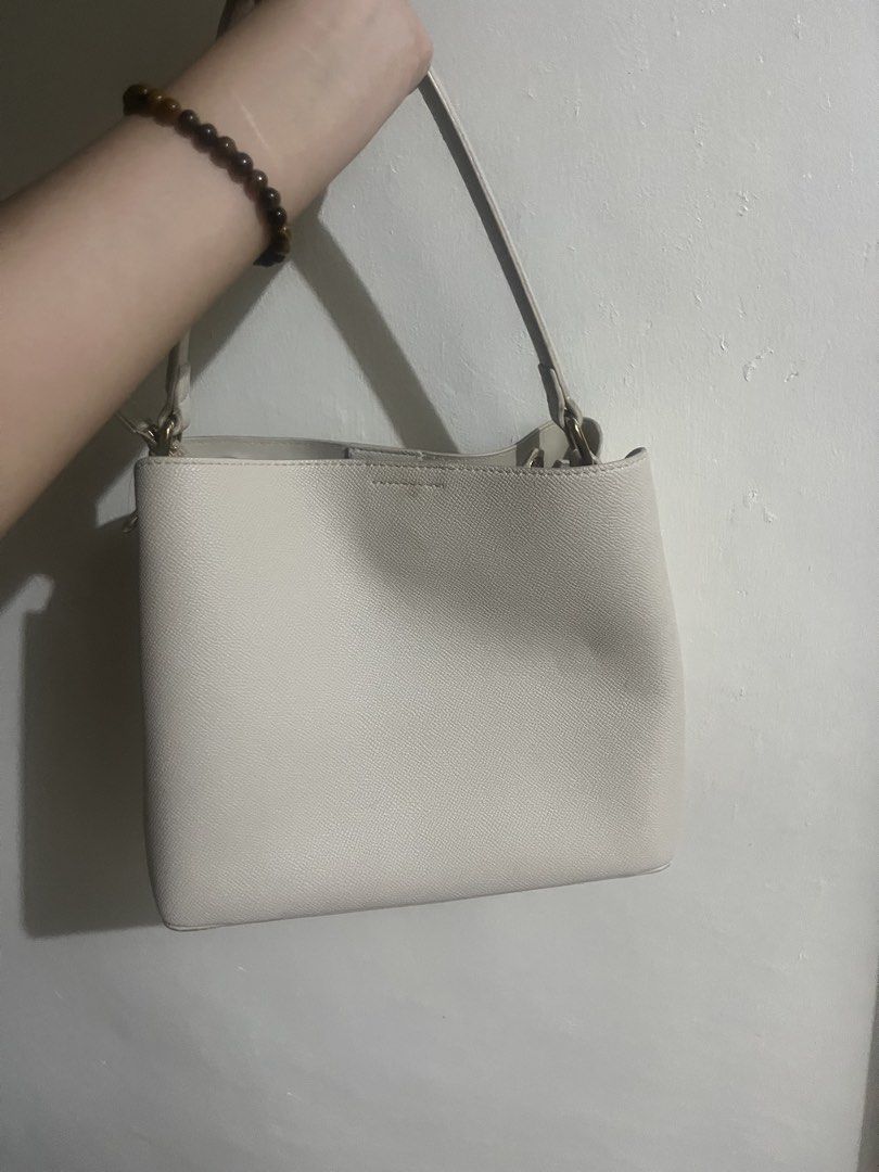 DAVID JONES ELEGANT WHITE BAG (Category: Tote Bags) located in General Trias. Submitted by moonlady___ (Listing ID 1470887229, Image 3). Description: orig price: 1k - small issue lang inside. - almost good as new - payment first before shipping - sf shouldered by the buyer - payment thru: gcash, maya, go tyme, or maribank. - shipping on sats .