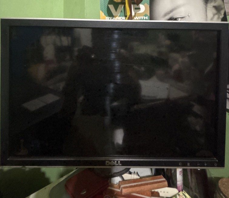 Dell Monitor (Category: Monitor Screens) located in Manila. Submitted by eunite1025 (Listing ID 1470888853, Image 3). Description: - Standard Dell 19-inch LCD screen - basic office used - well taken cared of - no visible scratches - no red lines.