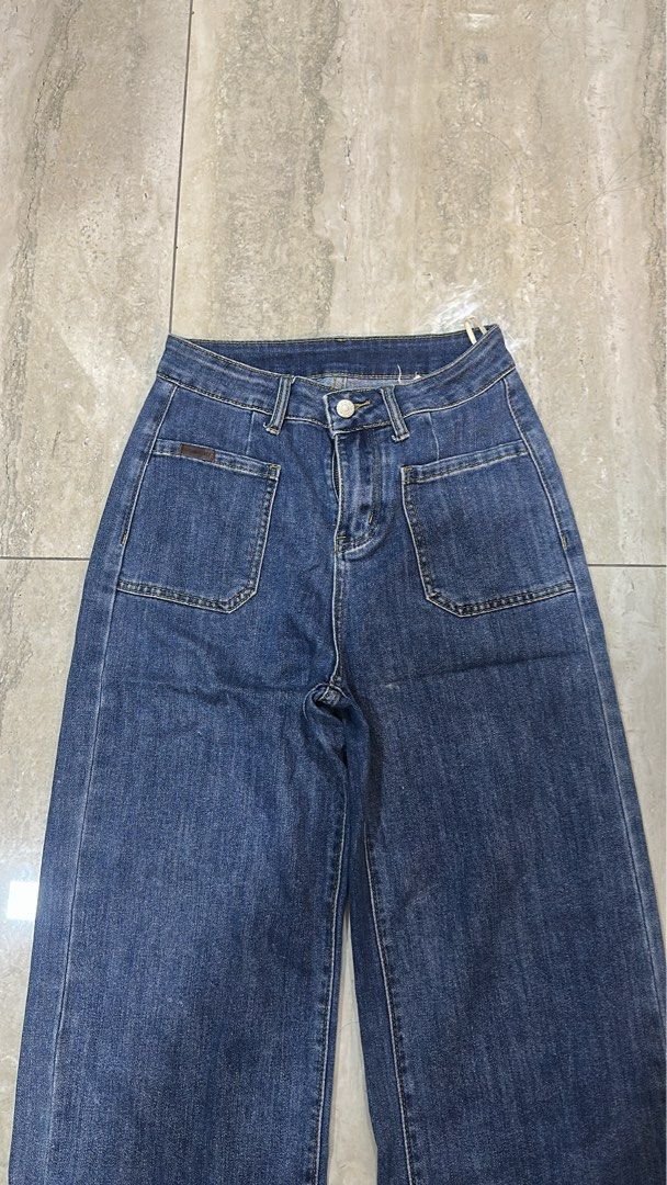 denim jeans (Category: Jeans) located in Valenzuela. Submitted by jamluvn (Listing ID 1470915681, Image 1). Description: Size: Small Waistline: 25-26 Good as new.