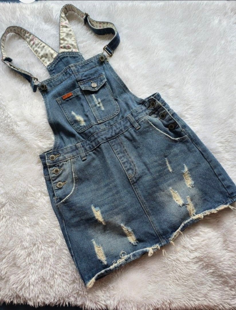 Denim Jumper skirt (Category: Activewear) located in Quezon City. Submitted by glenshoppe_ph (Listing ID 1470793745, Image 1). Description: like new jumper skirt with nice fabric bought it from Japan size: small for petite girls only mop: gcash / maya delivery: thru lalamove or lbc Meet up: Savemore Footbridge in front of Sm north.