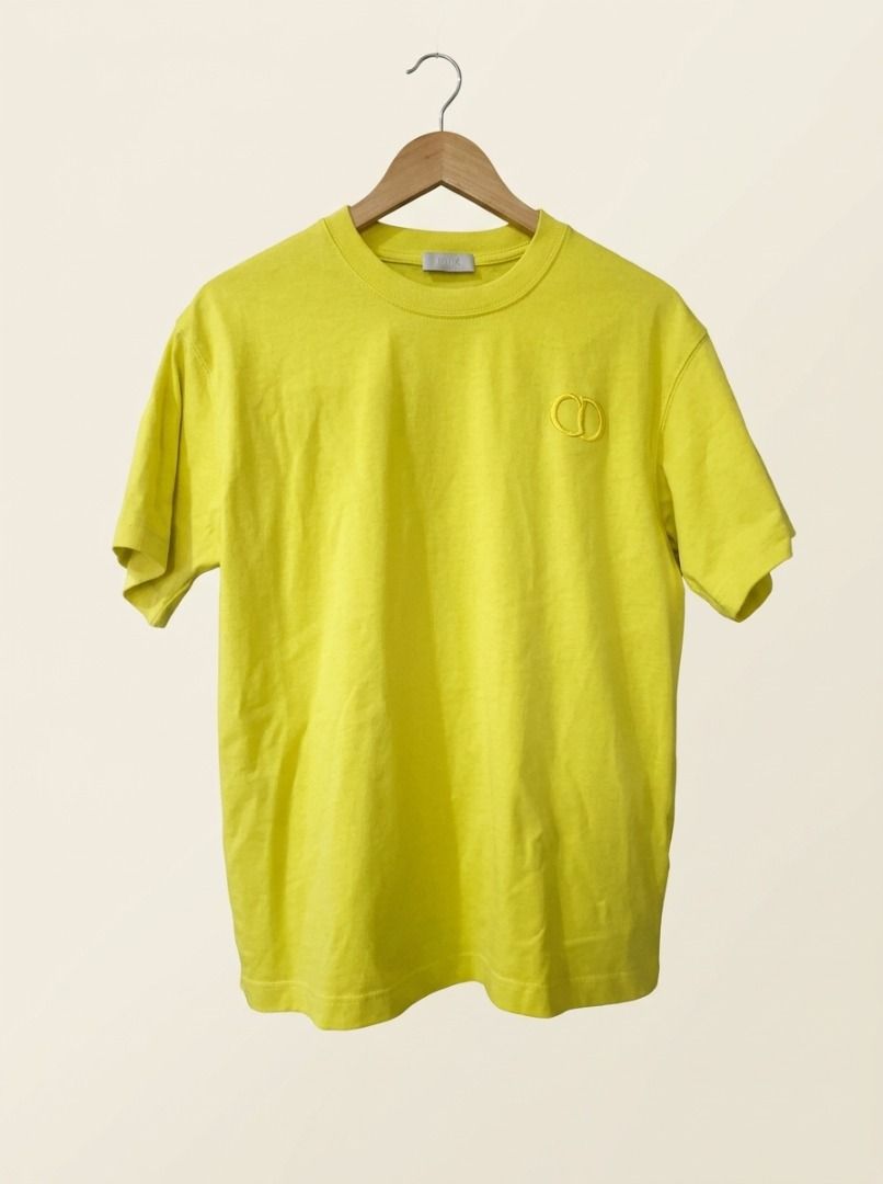 Dior Men "CD Icon" T-Shirt (Category: Tshirts & Polo Shirts ) located in Panabo. Submitted by tlgroove (Listing ID 1470855421, Image 1). Description: Part of the brand's permanent luxury essentials lineup designed under Men’s Artistic Director Kim Jones, this piece balances casual streetwear aesthetic with high-end Parisian craftsmanship Brand new condition Color rate: 10/10 Dimes: 22 x 29 Key Features & Design • The "CD Icon" Emblem: The core de