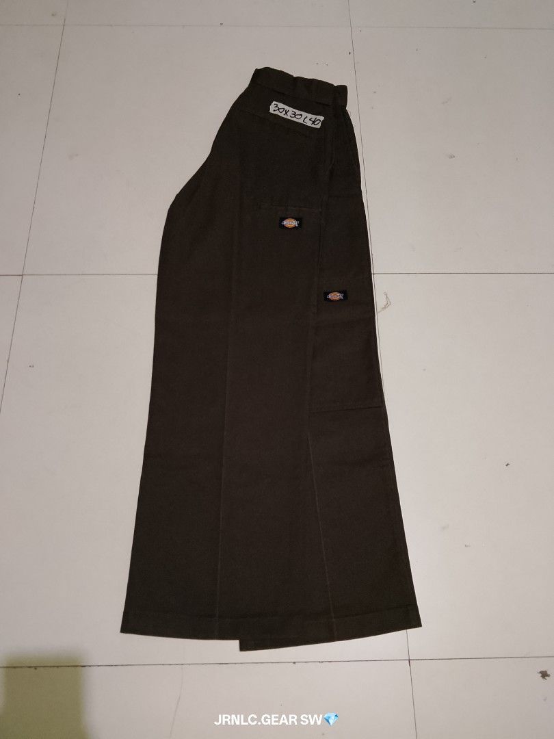 dknee loose fit pants (Category: Coats, Jackets and Outerwear) located in Quezon. Submitted by jrnlc.gearssw (Listing ID 1470851625, Image 1). Description: dickies dknee loose fit pants double patch size 30x30 length 40 may bawas pa sure buyer .