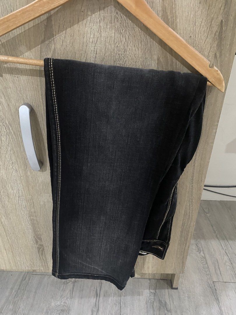 DKNY Jeans Black Denim Size 38x32 (Category: Jeans) located in Manila. Submitted by primomirp (Listing ID 1470835986, Image 1). Description: - Brand: DKNY Jeans - Color: Black denim - Size: 38x32 - Fit: Classic fit - Details: Contrast stitching along seams and pockets - Material: Sturdy imported fabric, made in Vietnam - Condition: Ready to wear.