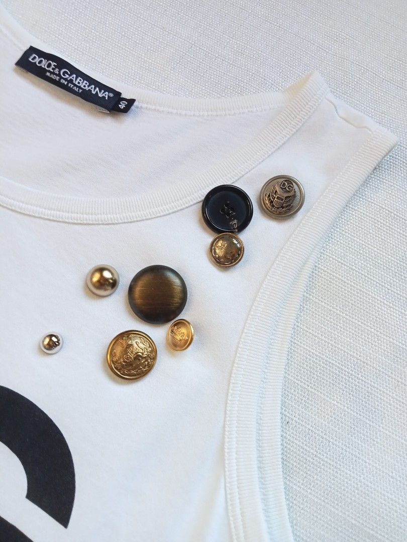 Dolce & Gabbana D&G long top with accent button (Category: Sleeveless) located in Bagabag. Submitted by thrift_stories96 (Listing ID 1470911693, Image 3). Description: Dolce & Gabbana D&G long top with accent button womens Medium to Large frame Length - 28.5 Width - 18 stretch up to 19 Condition - 8.5/10 Color and cloth - 9/10 Flaw - small pinhole sa back ng shoulder..